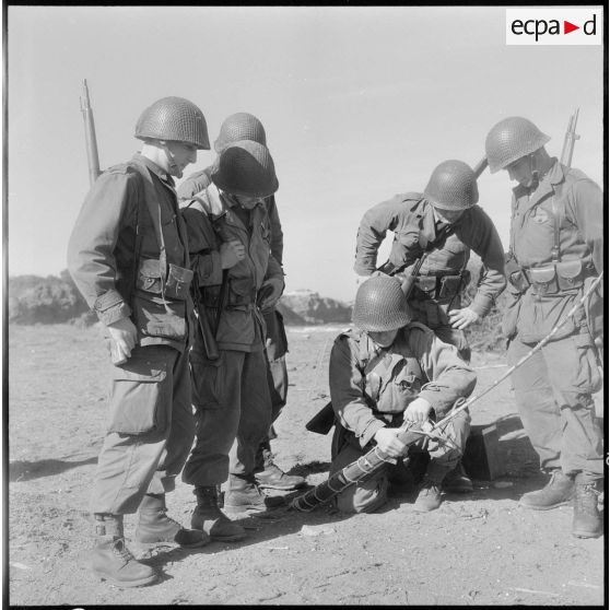 Cherchell. Formation des élèves officiers de réserve (EOR). Confection et pose d'une charge destinée à faire sauter un réseau de barbelés.