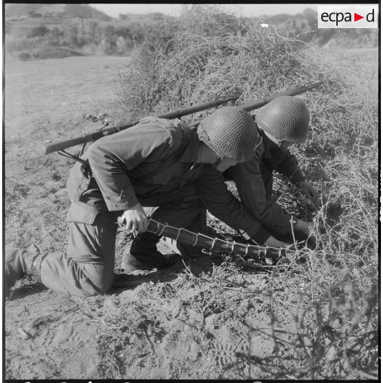 Cherchell. Formation des élèves officiers de réserve (EOR). Confection et pose d'une charge destinée à faire sauter un réseau de barbelés.