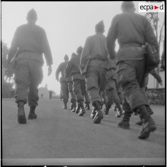 Cherchell. Formation des élèves officiers de réserve (EOR). Une école où l'on marche à pied.