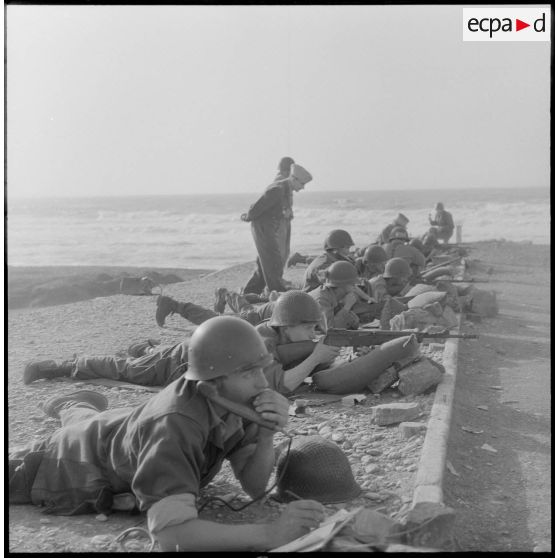 Cherchell. Formation des élèves officiers de réserve (EOR). Tir au fusil.
