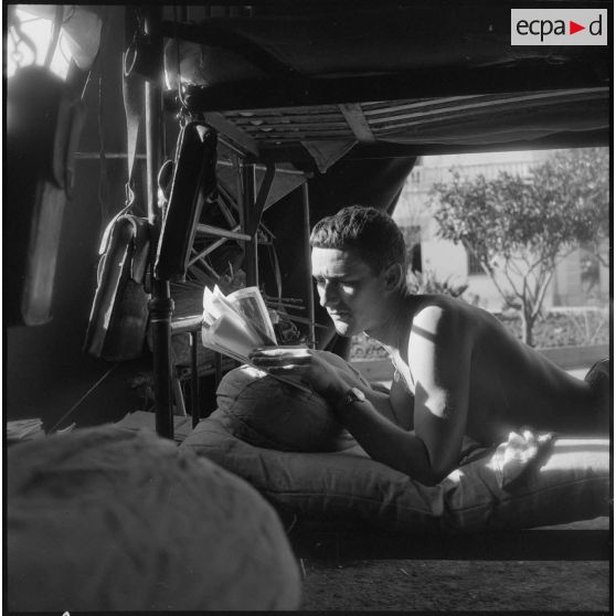 Cherchell. Formation des élèves officiers de réserve (EOR). Sous tente on révise les cours.