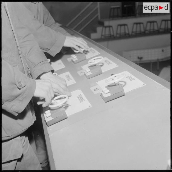 Camp de l'Alma. Centre d'instruction du service du matériel n°3 (CISM 3). Tableau de commande des voitures téléguidées.