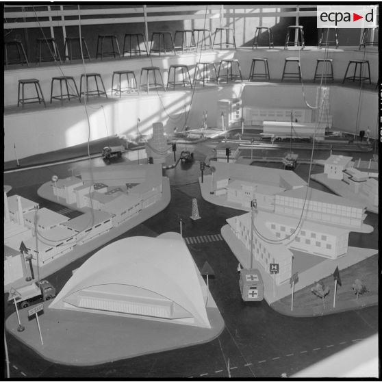 Camp de l'Alma. Centre d'instruction du service du matériel n°3 (CISM 3). Maquette dans la salle d'auto-école.