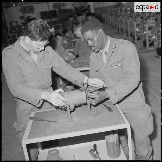 Camp de l'Alma. Centre d'instruction du service du matériel n°3 (CISM 3). Salle de circuit de charge et d'allumage.