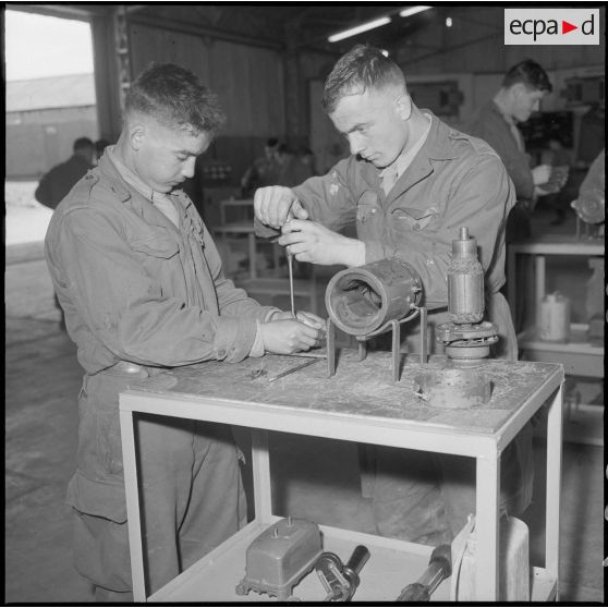 Camp de l'Alma. Centre d'instruction du service du matériel n°3 (CISM 3). Salle de circuit de charge et d'allumage.