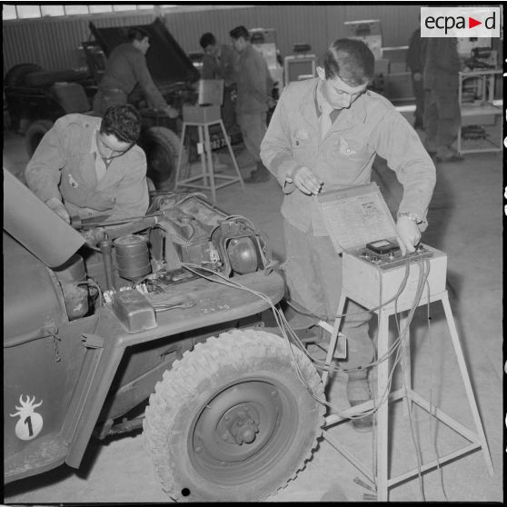 Camp de l'Alma. Centre d'instruction du service du matériel n°3 (CISM 3). Salle de circuit de charge et d'allumage.