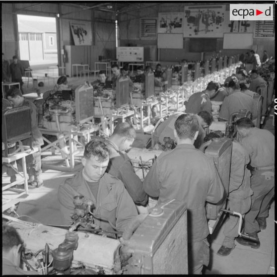 Camp de l'Alma. Centre d'instruction du service du matériel n°3 (CISM 3). Salle d'instruction diesel (moteur M).