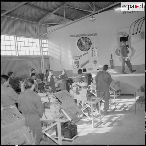 Camp de l'Alma. Centre d'instruction du service du matériel n°3 (CISM 3). Salle de circuit de charge et d'allumage.