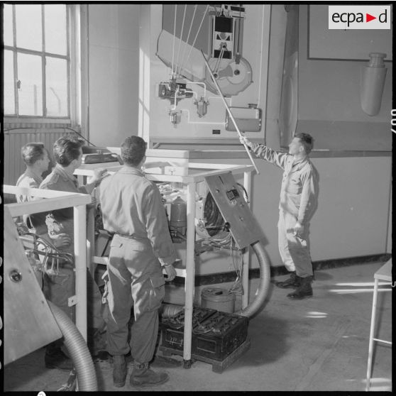 Camp de l'Alma. Centre d'instruction du service du matériel n°3 (CISM 3). Salle des moteurs Diesel.