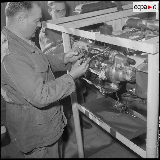 Camp de l'Alma. Centre d'instruction du service du matériel n°3 (CISM 3). Salle des moteurs Diesel.