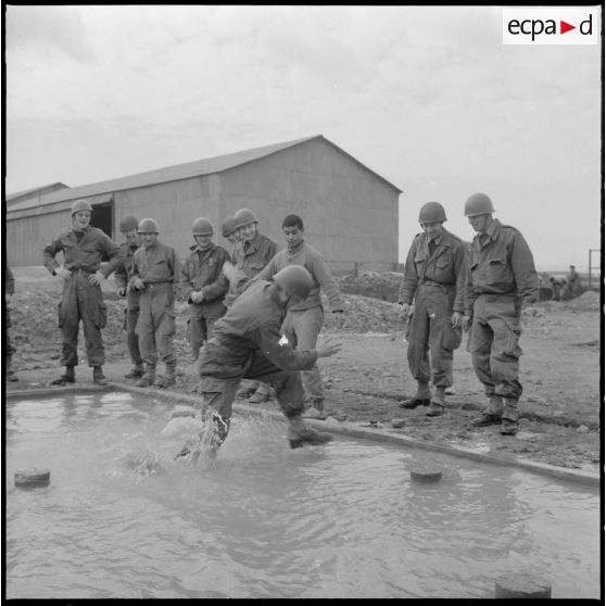 Camp de l'Alma. Centre d'instruction du service du matériel n°3 (CISM 3). Différentes phases du parcours du combattant.