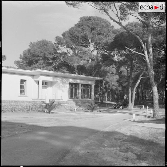 Bâtiments réquisitionés dans la forêt de Sidi Ferruch.