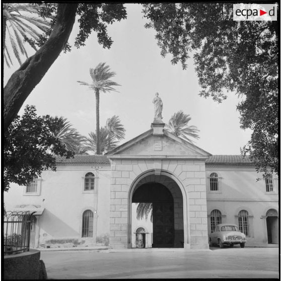 Domaine de La Trappe. Porte d'entrée du domaine avec une statue.