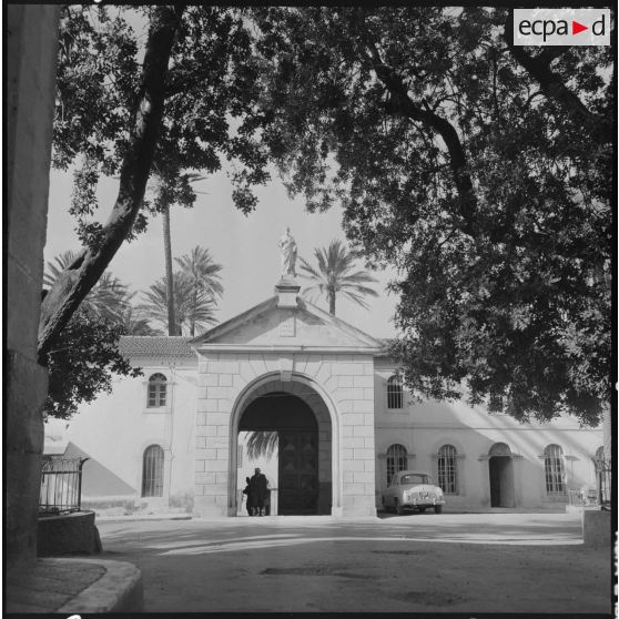 Domaine de La Trappe. Porte d'entrée du domaine avec une statue.
