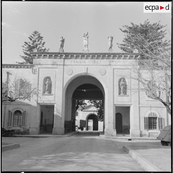 Domaine de La Trappe. Porte d'entrée du domaine avec une statue de la vierge Marie.