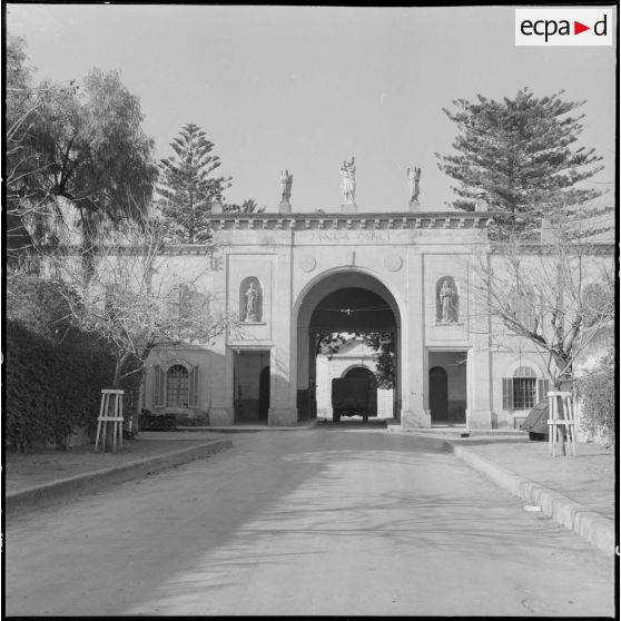 Domaine de La Trappe. Porte d'entrée du domaine avec une statue de la vierge Marie.