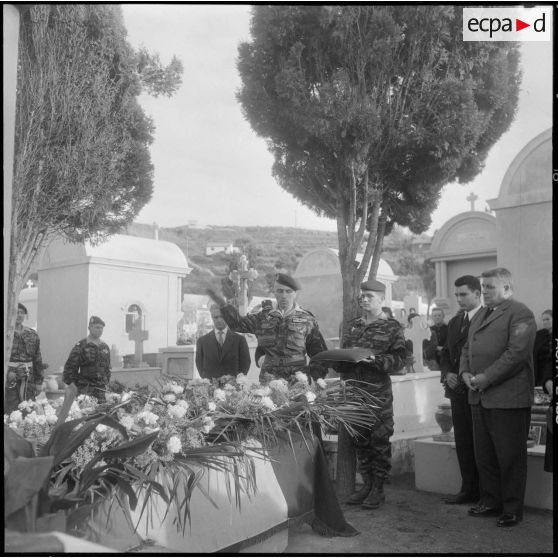 Cimetière de Guyotville. Le commandant d'unité saluant une dernière fois la dépouille du lieutenant Christian Calmon.