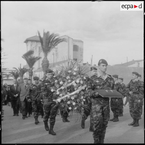 Guyotville. Obsèques du lieutenant Calmon. Ses décorations.