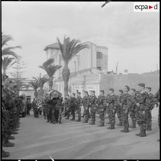 Guyotville. Obsèques du lieutenant Calmon. L'entrée du cercueil à l'église
