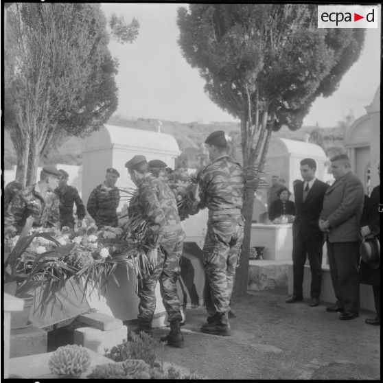 Cimetière de Guyotville. Obsèques du lieutenant Calmon. Quatre parachutistes déposent deux gerbes de fleurs sur le cercueil.