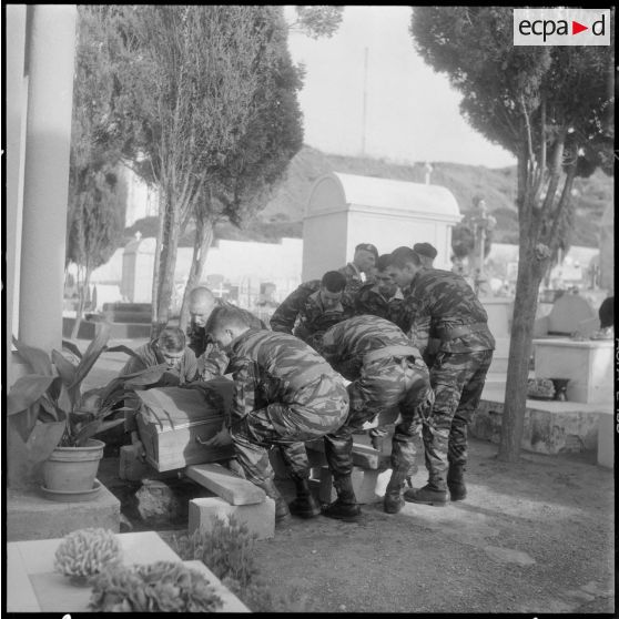 Cimetière de Guyotville. Le cercueil est placé devant le caveau de famille.