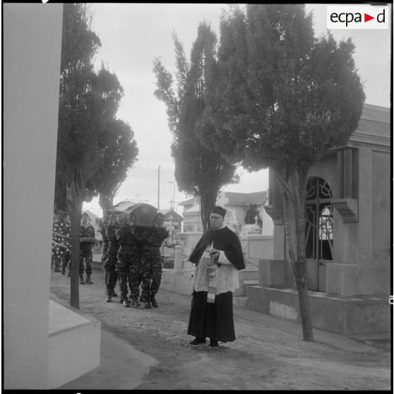 Obsèques du lieutenant Calmon. Dans les allées du cimetière de Guyotville.