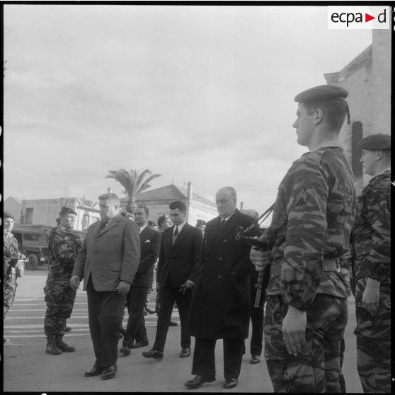 Guyotville. Obsèques du lieutenant Calmon. La famille.