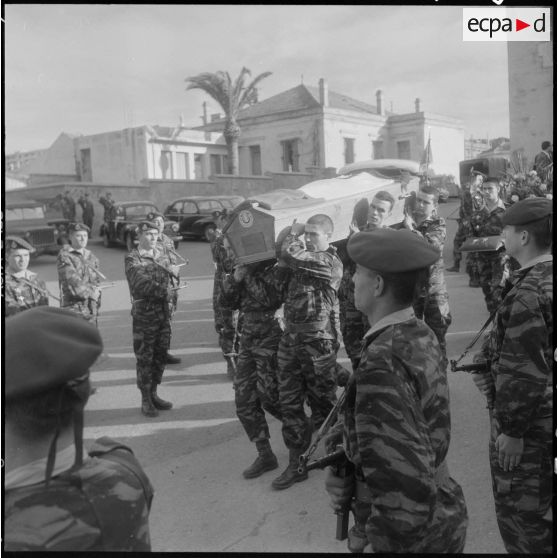 Guyotville. La dépouille mortelle du lieutenant Calmon portée par six parachutistes.