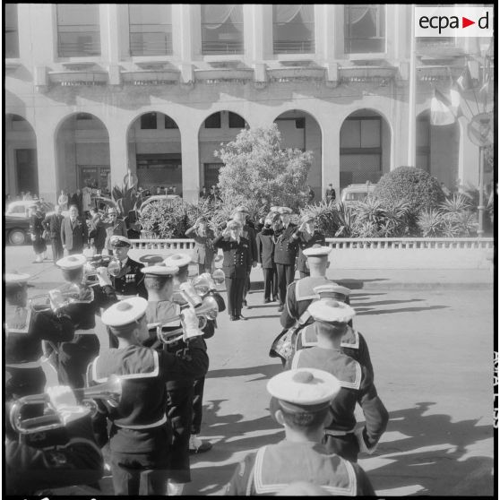 Alger. Cérémonie à la stèle aux marins. L'amiral de Querville salue la musique.