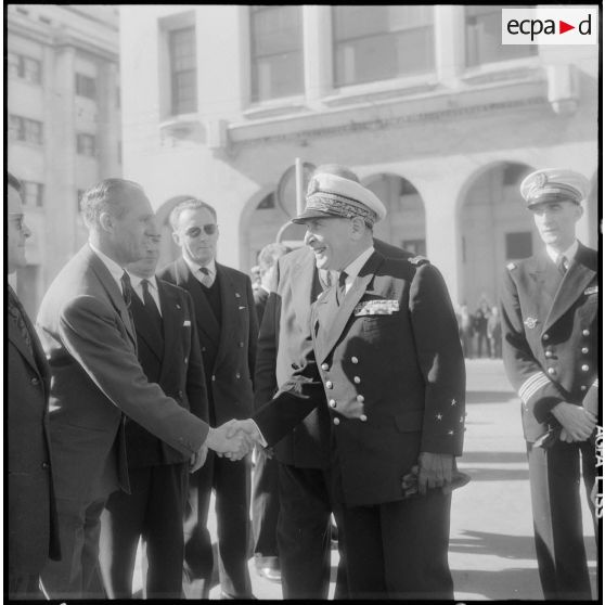 Alger. Cérémonie à la stèle aux marins. L'amiral de Querville salue une autorité civile.