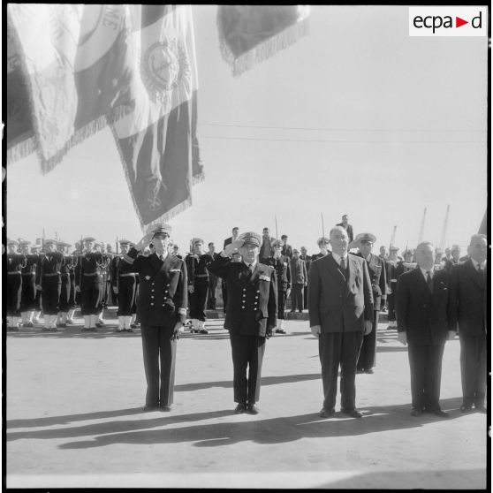Alger. Cérémonie à la stèle aux marins. L'amiral de Querville pendant la minute de silence.