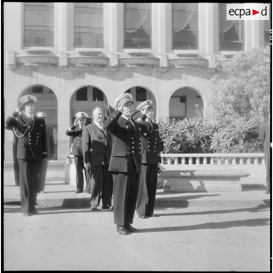 Alger. Cérémonie à la stèle aux marins. L'amiral de Querville et les autorités pendant la cérémonie.