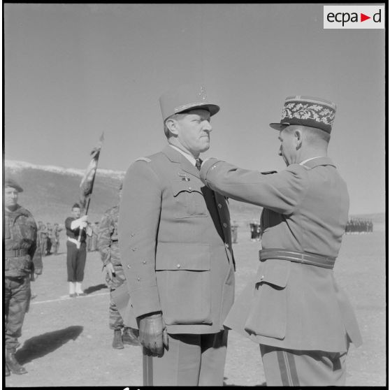 Bou-Hammama. Tournée d'adieu du général Crépin. Il est décoré de la grand-croix de la légion d'honneur.