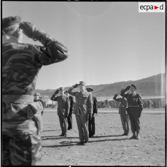 Bou-Hammama. Tournée d'adieu du général Crépin. Cérémonie.