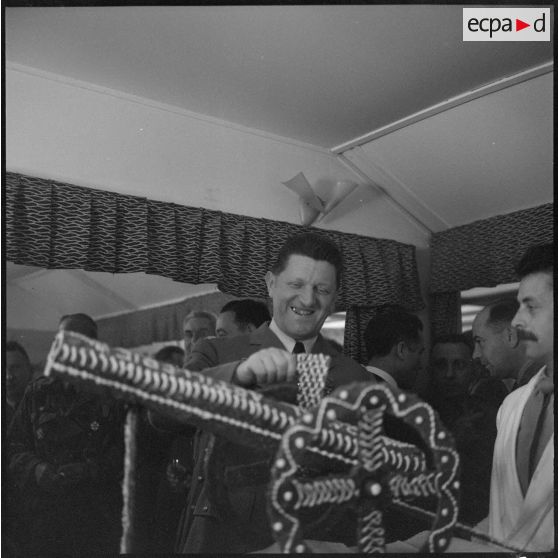 Bou-Hammama. Tournée d'adieu du général Crépin. Réception après le défilé.