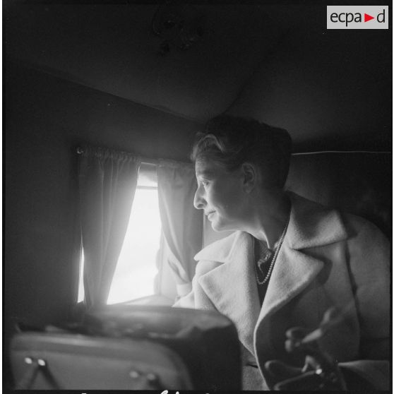 Région de Constantine. Tournée d'adieu du général Crépin. Portrait de madame Crépin.