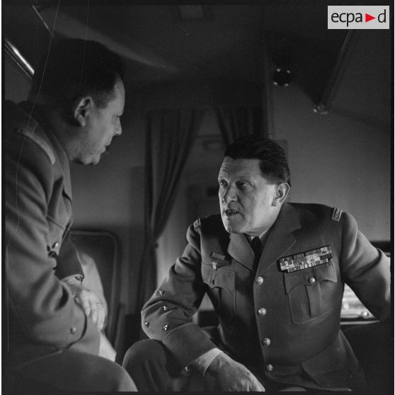 Région de Constantine. Tournée d'adieu du général Crépin. Le général et son chef d'état-major.