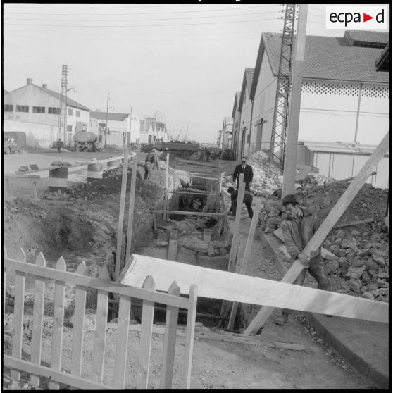 Alger. Les tubes qui amèneront le gaz d'Hassi R'Mel pour la ville d'Alger.
