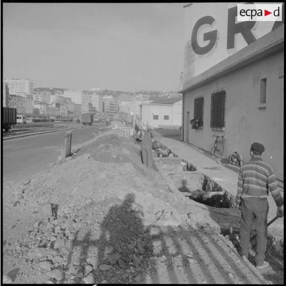 Chantiers de la Socoman où l'on voit la pose du gazoduc près de la ville d'Alger.