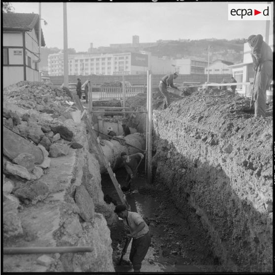 Chantiers de la Socoman où l'on voit la pose du gazoduc près de la ville d'Alger.