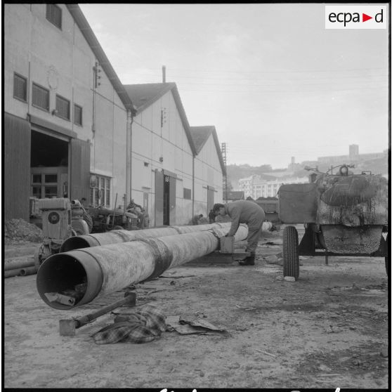 Alger. Les tubes qui amèneront le gaz d'Hassi R'Mel pour la ville d'Alger.