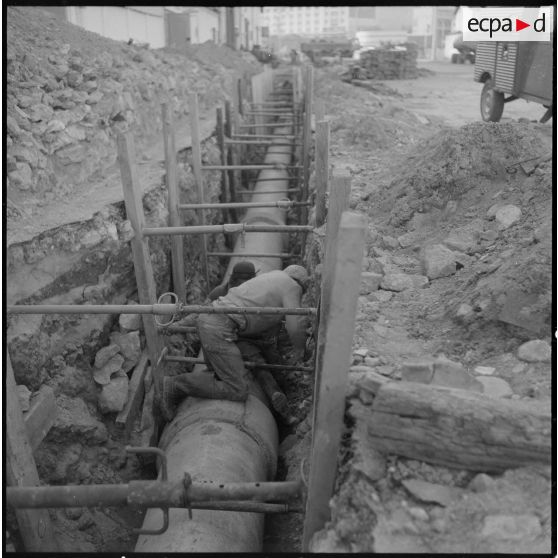 Alger. Les tubes qui amèneront le gaz d'Hassi R'Mel pour la ville d'Alger.