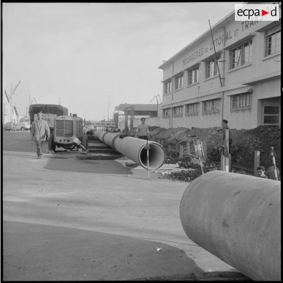 Alger. Les tubes qui amèneront le gaz d'Hassi R'Mel pour la ville d'Alger.