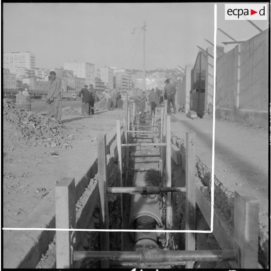 Chantiers de la Socoman où l'on voit la pose du gazoduc près de la ville d'Alger.