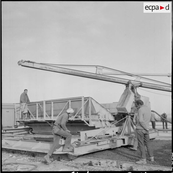 Aérodrome de Maison Blanche. Chantier de la nouvelle piste Est-Ouest en béton précontraint. Ensemble du paveur et de la repoudreuse automatique.
