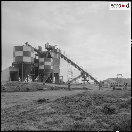 Aérodrome de Maison Blanche. Chantier de la nouvelle piste Est-Ouest en béton précontraint. La Centrale qui permet de déverser automatiquement les agrégats secs nécessaires dans les camions.