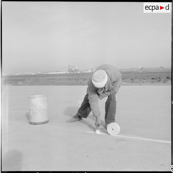 Aérodrome de Maison Blanche. Chantier de la nouvelle piste Est-Ouest en béton précontraint. Collage de la bande Jacomas.