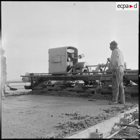 Aérodrome de Maison Blanche. Chantier de la nouvelle piste Est-Ouest en béton précontraint. Une vibro-lisseuse.