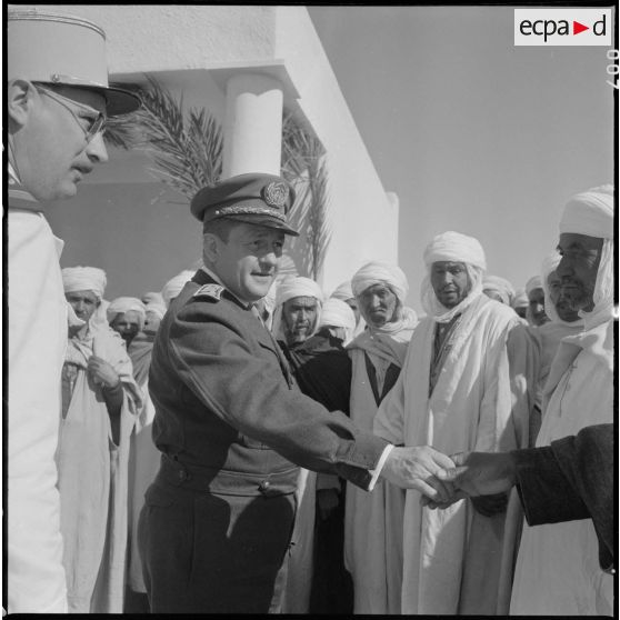 Ouled Sayah. Inauguration de la mairie. Monsieur Turon, préfet des Oasis, au milieu des notables du village.