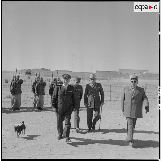 Ouled Sayah. Inauguration de la mairie. Les autorités marchent dans le village.